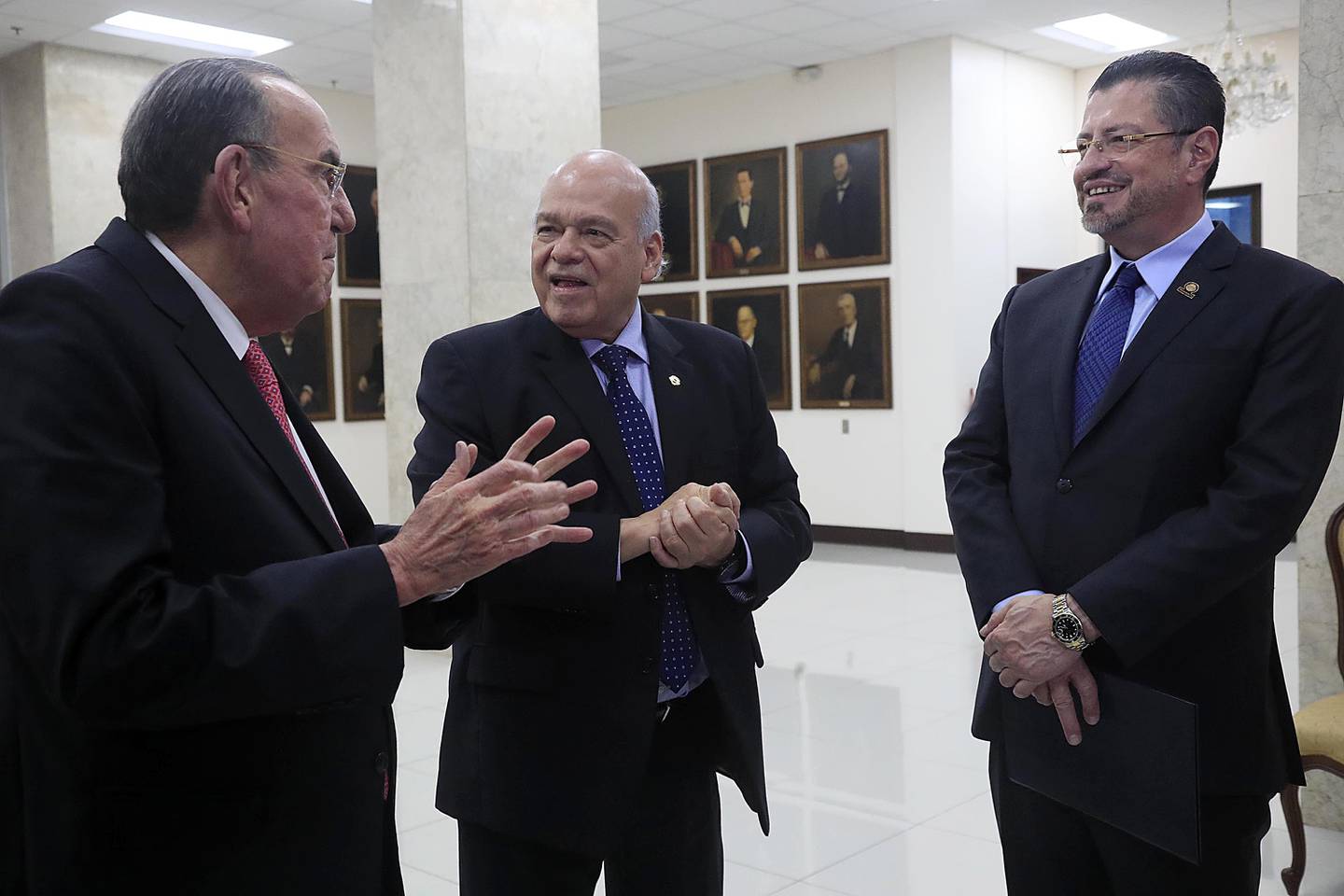Un grupo de hombres con traje y corbata
Descripción generada automáticamente